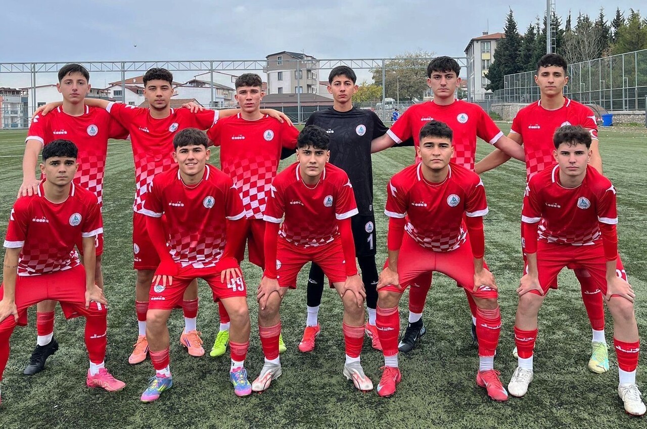 KOCAELİ AMATÖR FUTBOL U18 LİGİ'NDE MÜCADELE EDEN KÖRFEZ GENÇLERBİRLİĞİ, SAHASINDA KİREÇOCAKLARI...