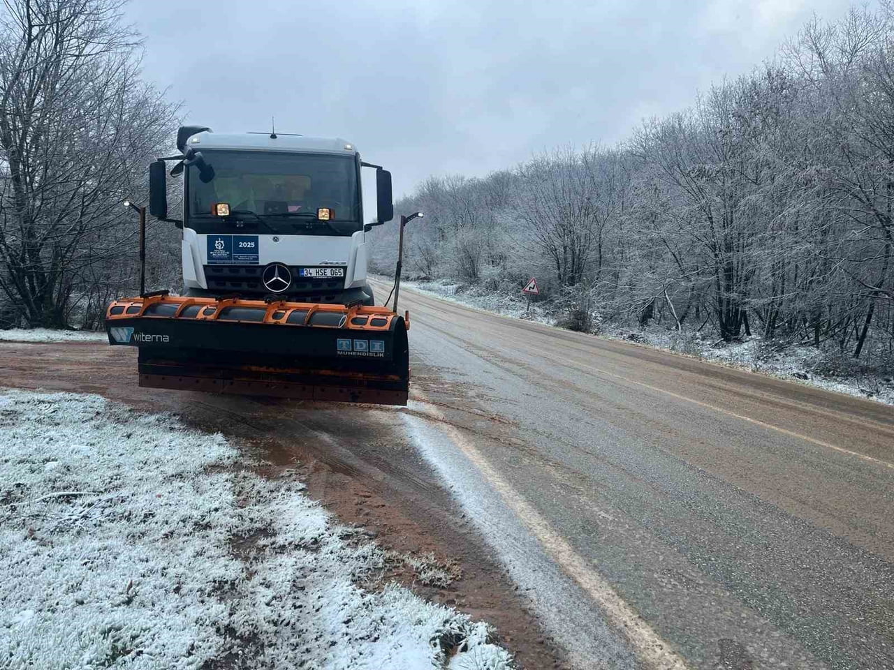 KOCAELİ BÜYÜKŞEHİR BELEDİYESİ EKİPLERİ, YÜKSEK KESİMLERDE ETKİLİ OLAN KAR YAĞIŞI NEDENİYLE YOL...