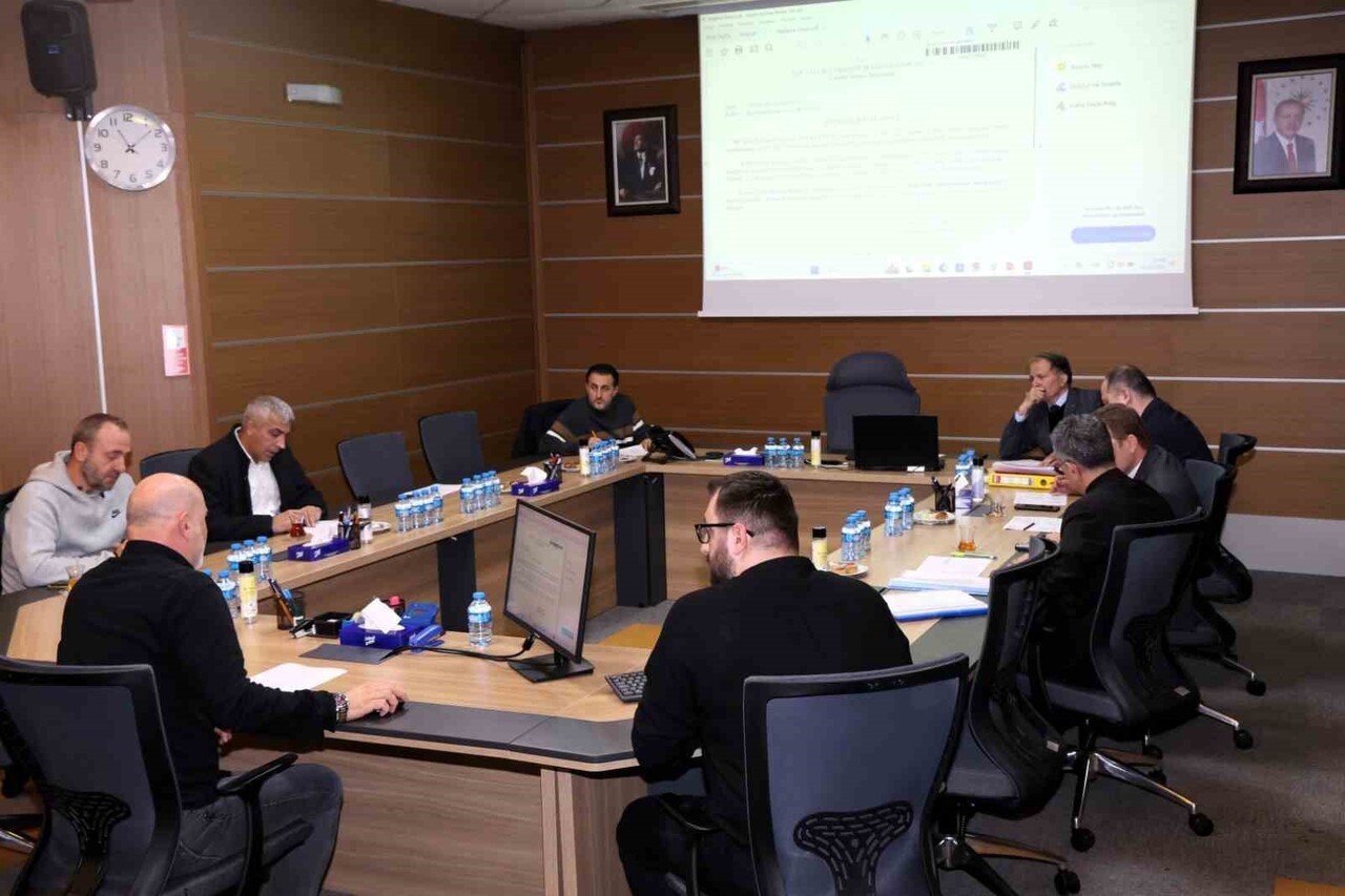 KOCAELİ BÜYÜKŞEHİR BELEDİYESİ ENCÜMEN TOPLANTISI'NDA, ÇEVREYE HAFRİYAT DÖKEREK KİRLİLİĞE NEDEN...