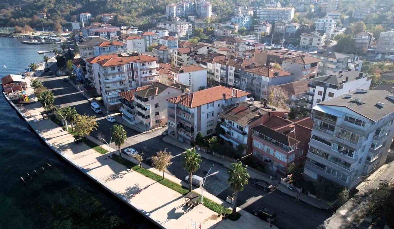 KOCAELİ BÜYÜKŞEHİR BELEDİYESİ, GÖLCÜK İLÇESİ HALIDERE SAHİL CADDESİ'NDE ÜSTYAPI YENİLEME ÇALIŞMASI...