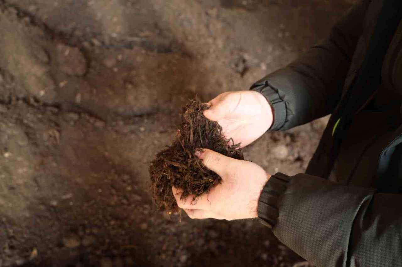 KOCAELİ BÜYÜKŞEHİR BELEDİYESİ, KENDİ FİDANLIĞINDA GERÇEKLEŞTİRDİĞİ TORF ÜRETİMİYLE HEM BİTKİLERİN...