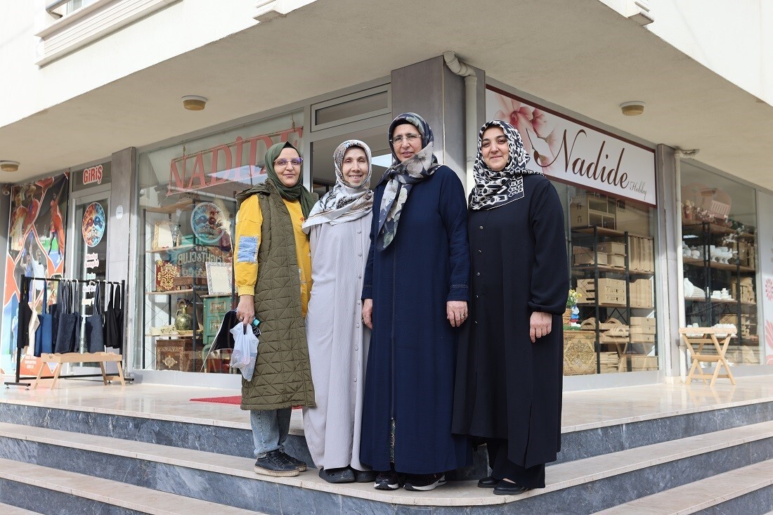 KOCAELİ BÜYÜKŞEHİR BELEDİYESİ MESLEK VE SANAT EĞİTİMİ KURSLARINDA (KO-MEK) TANIŞAN 3 KADIN...