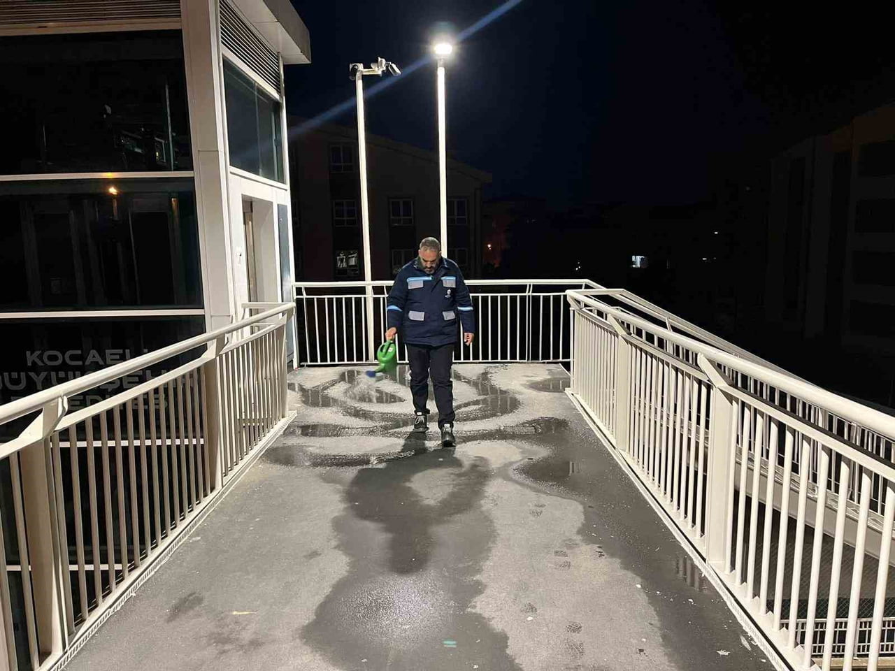 KOCAELİ BÜYÜKŞEHİR BELEDİYESİ, SOĞUK HAVA ŞARTLARIYLA BİRLİKTE OLUŞABİLECEK BUZLANMAYA KARŞI KENT...