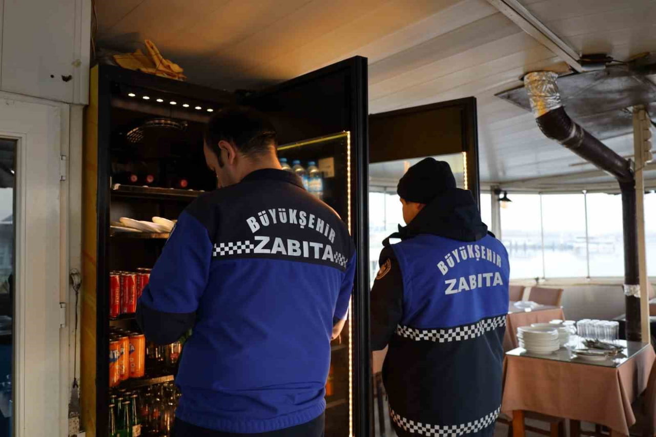 KOCAELİ BÜYÜKŞEHİR BELEDİYESİ ZABITA DAİRESİ BAŞKANLIĞI EKİPLERİ, İZMİT MARİNA’DA BULUNAN BALIKÇI...