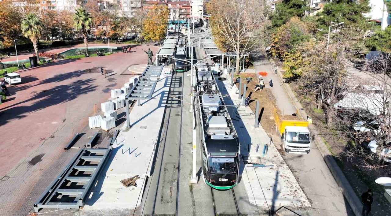 KOCAELİ BÜYÜKŞEHİR BELEDİYESİNCE YÜRÜTÜLEN ULAŞIM PROJELERİ KAPSAMINDA, KENT İÇİ RAYLI SİSTEM...