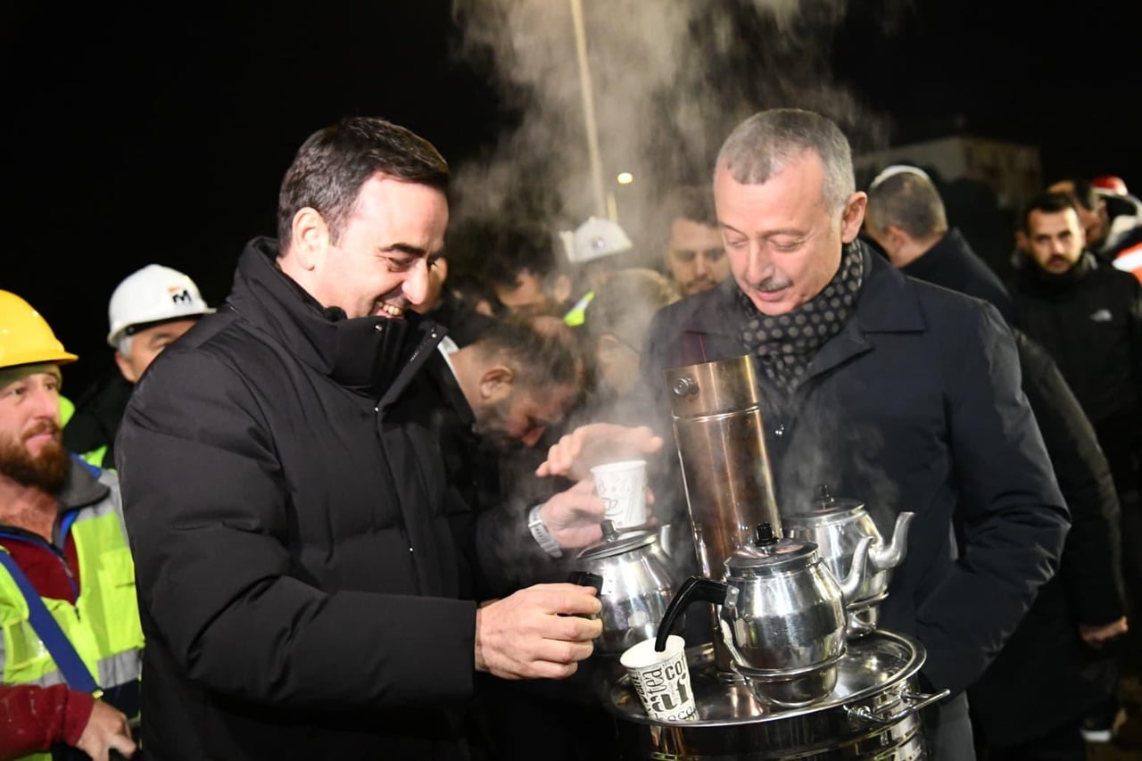 KOCAELİ BÜYÜKŞEHİR EKİPLERİ, 2025'İN SON SAATLERİNDE DE SAHADA GÖREV YAPARKEN, BAŞKAN BÜYÜKAKIN...