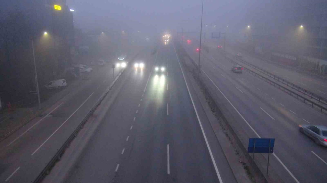 KOCAELİ’DE SABAHIN ERKEN SAATLERİNDEN İTİBAREN ETKİSİNİ ARTIRAN YOĞUN SİS, KENT GENELİNDE HAYATI...