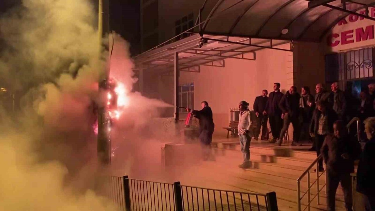 KOCAELİ’DE TÖREN SIRASINDA CEMEVİNİN ÖNÜNDE BULUNAN ELEKTRİK PANOSUNDA ÇIKAN YANGIN PANİĞE YOL...