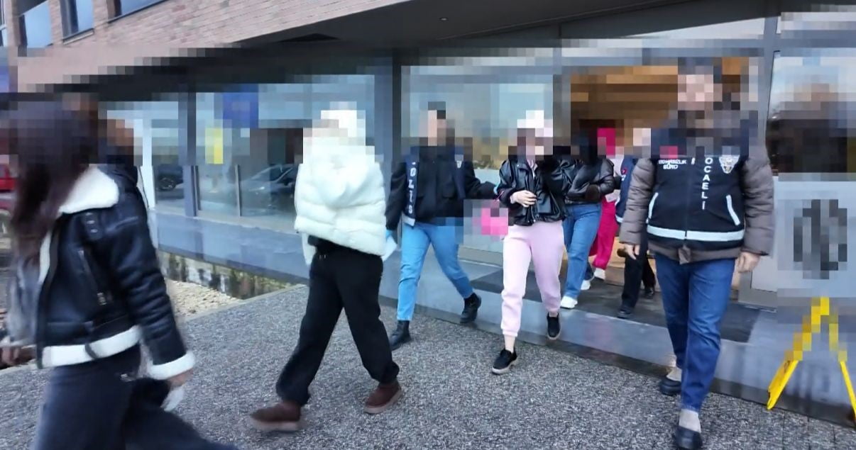 KOCAELİ MERKEZLİ 3 İLDE DÜZENLENEN EŞ ZAMANLI FUHUŞ OPERASYONUNDA GÖZALTINA ALINAN 12 ŞÜPHELİ...