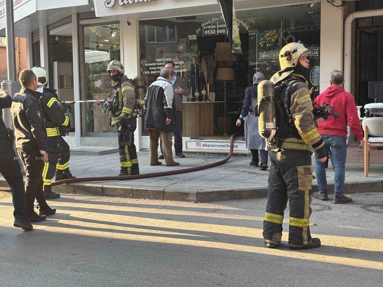 KOCAELİ’NİN İZMİT İLÇESİNDE BİR SPOT EŞYA DÜKKÂNININ DEPOSUNDA ÇIKAN YANGIN KISA SÜREDE...
