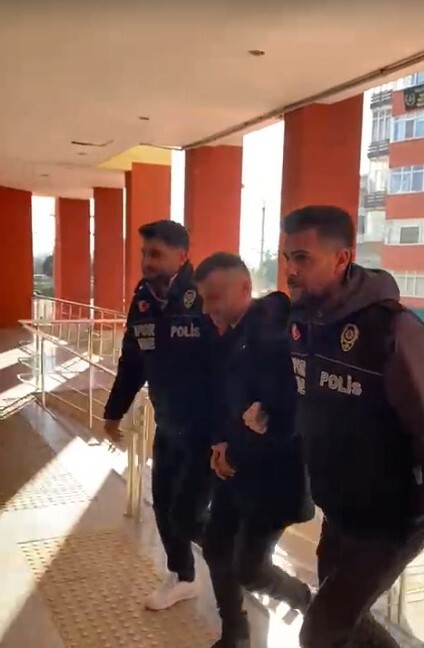 KOCAELİ’NİN İZMİT İLÇESİNDE U-12 LİGİ’NDE OYNANAN MÜSABAKA SIRASINDA KADIN HAKEME SALDIRIP TOKAT...