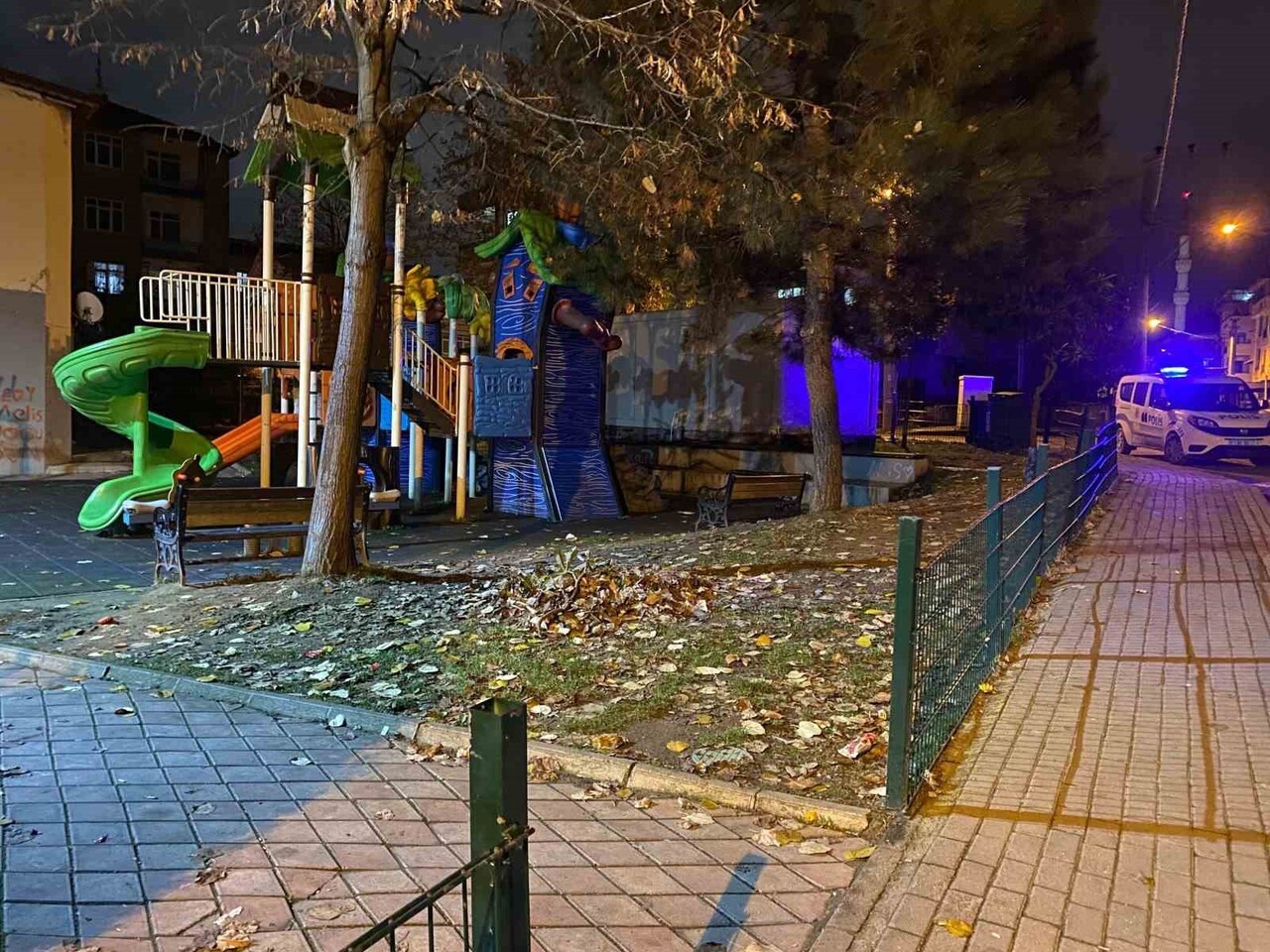 KOCAELİ’NİN KÖRFEZ İLÇESİNDE LİSELİ GENÇLER ARASINDA ÇIKAN KAVGADA M.Y. (16), OLAY YERİNDE YAPILAN...
