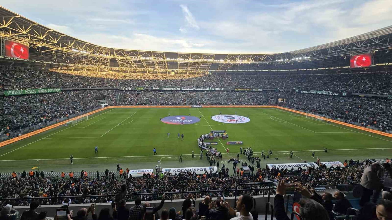 KOCAELİSPOR LİGİN İLK YARISINDA MAÇ BAŞINA ORTALAMA 19 BİN 200 SEYİRCİYE OYNADI. 4 BÜYÜKLERDEN...