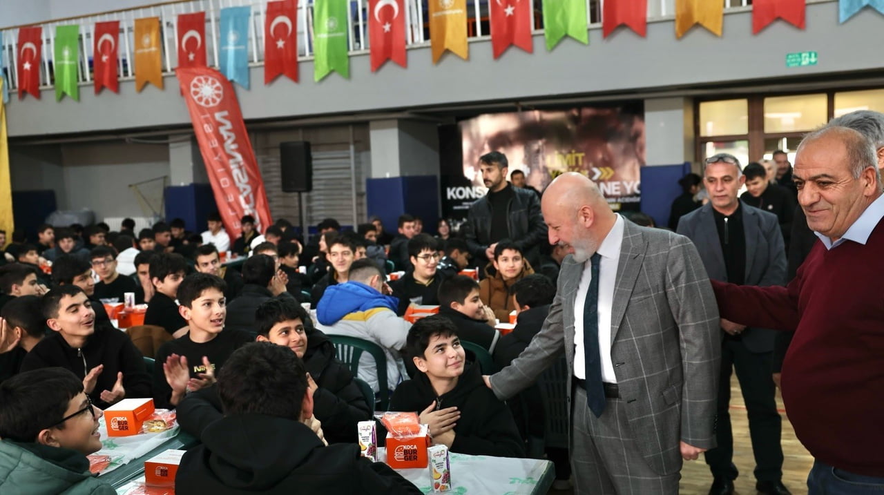 KOCASİNAN BELEDİYE BAŞKANI AHMET ÇOLAKBAYRAKDAR, ARİF MOLU MESLEKİ VE TEKNİK ANADOLU LİSESİ’Nİ...