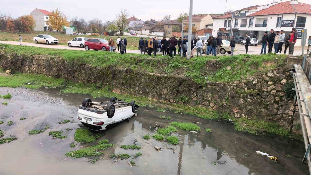 KONTROLDEN ÇIKAN ARAÇ DERE YATAĞINA UÇTU : 3 YARALI