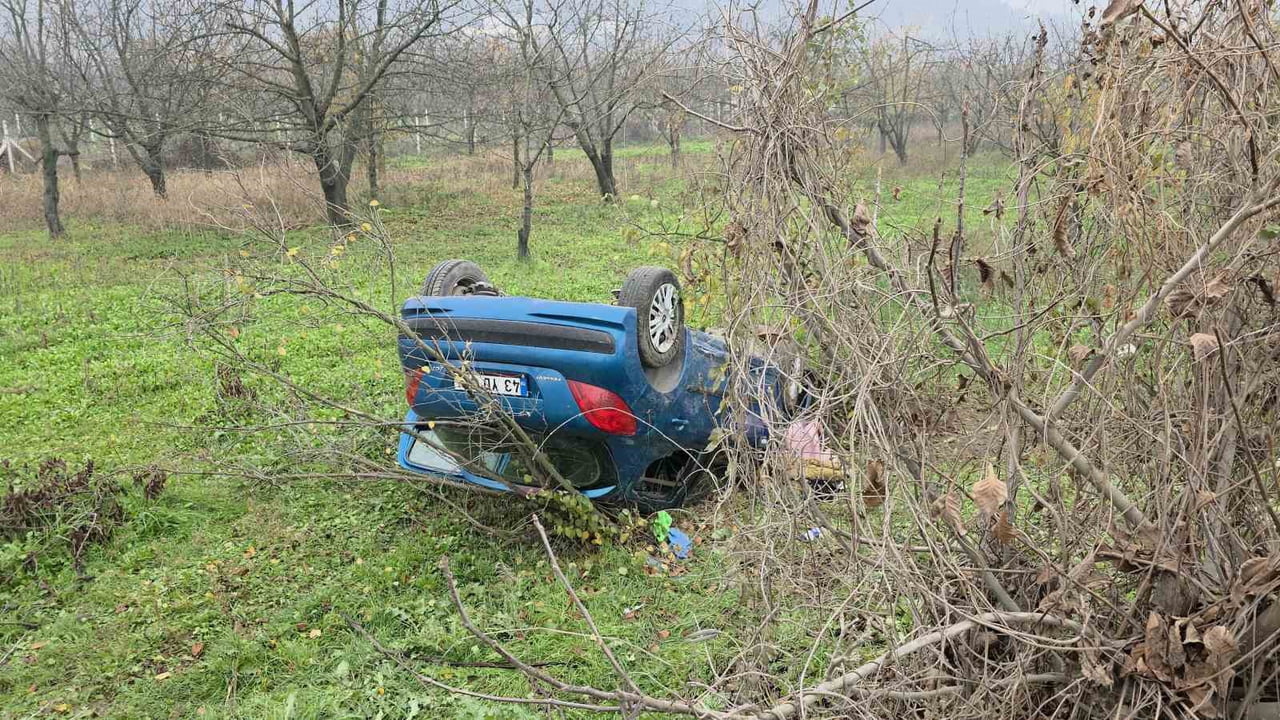 KONTROLDEN ÇIKAN OTOMOBİL TARLAYA UÇTU : 2 YARALI