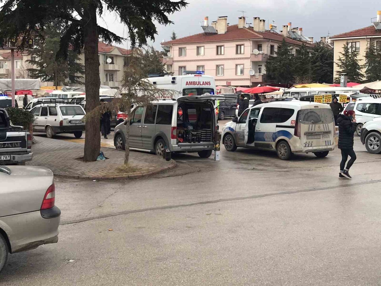 KONYA'NIN EREĞLİ İLÇESİNDE HALK PAZARINDAKİ ESNAF ARASINDA ÇIKAN KAVGADA 5 KİŞİ YARALANDI.