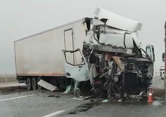 KONYA'NIN KARAPINAR İLÇESİNDE SEYİR HALİNDEKİ TIRIN ARIZA NEDENİYLE BANKETTE DURAN TIRIN DORSESİNE...