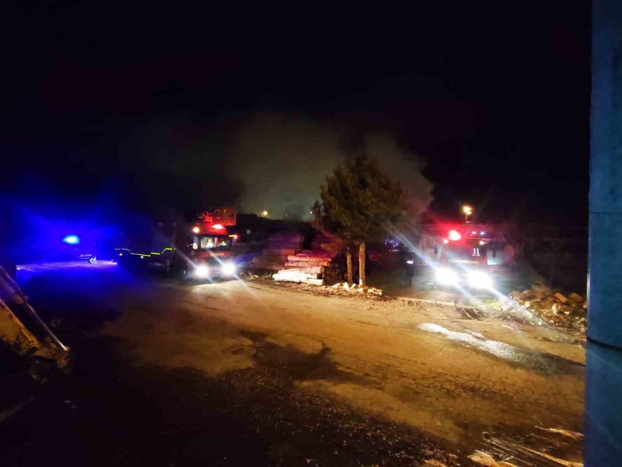 KONYA'NIN SEYDİŞEHİR İLÇESİNDEKİ MARANGOZLAR SANAYİ SİTESİNDE BULUNAN BİR İŞ YERİNDE YANGIN ÇIKTI....