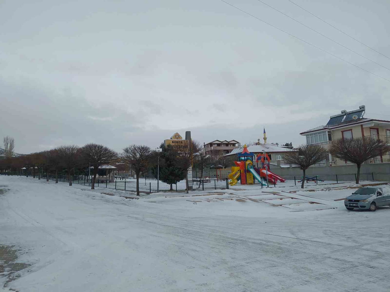 KONYA'NIN YUNAK İLÇESİNDE MEVSİMİN İLK KARI YAĞDI, İLÇE BEYAZA BÜRÜNDÜ.