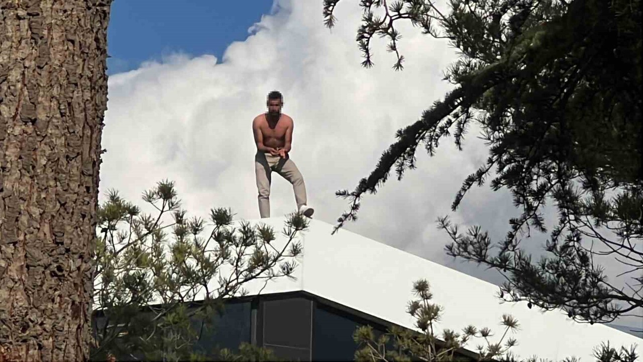 KONYA’DA ÇALIŞTIĞI FİRMADAN 430 BİN LİRA ALACAĞINI ALAMAYAN KİŞİ, 2 KATLI BİNANIN ÇATISINA ÇIKARAK...