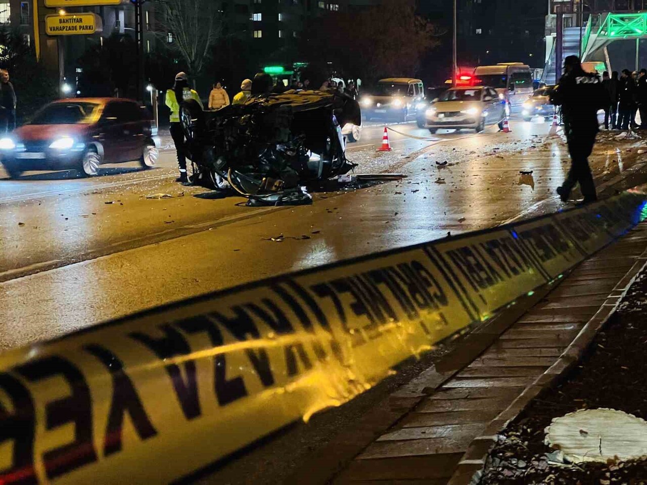 KONYA’DA SÜRÜCÜSÜNÜN DİREKSİYON HAKİMİYETİNİ KAYBEDEN OTOMOBİL, KONTROLDEN ÇIKARAK REFÜJDEKİ AĞACA...