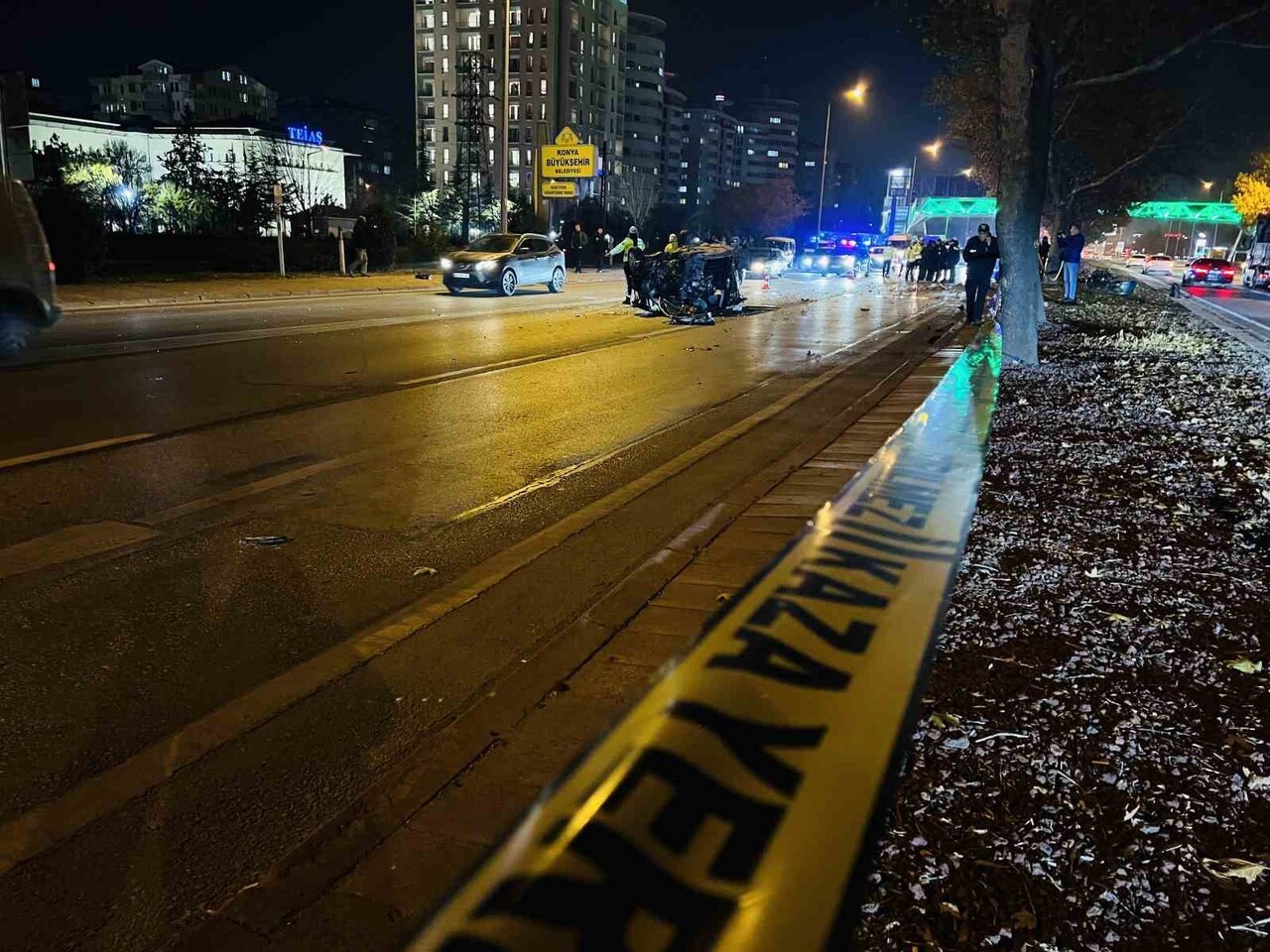 KONYA’DA SÜRÜCÜSÜNÜN DİREKSİYON HAKİMİYETİNİ KAYBEDEN OTOMOBİL, KONTROLDEN ÇIKARAK REFÜJDEKİ AĞACA...