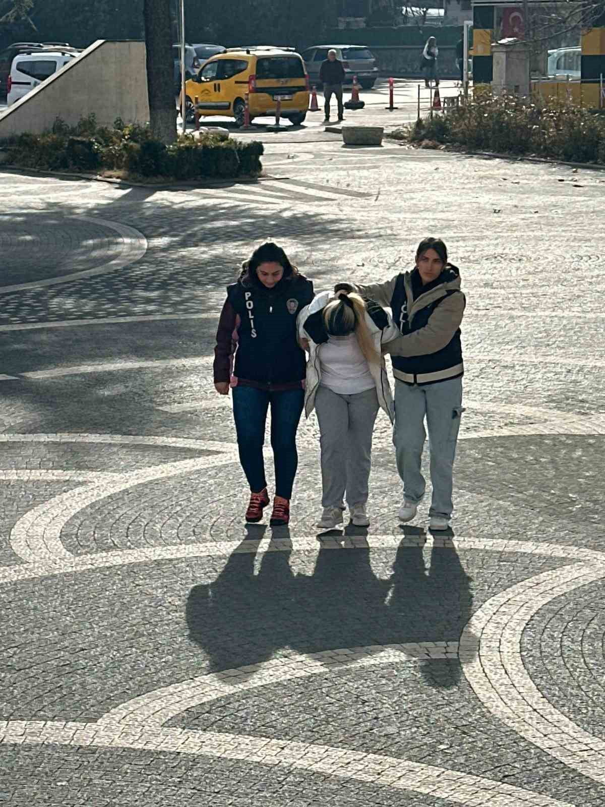 KONYA’NIN AKŞEHİR İLÇESİNDE POLİS EKİPLERİ TARAFINDAN YAPILAN OPERASYONDA BİN 200 UYUŞTURUCU HAP...