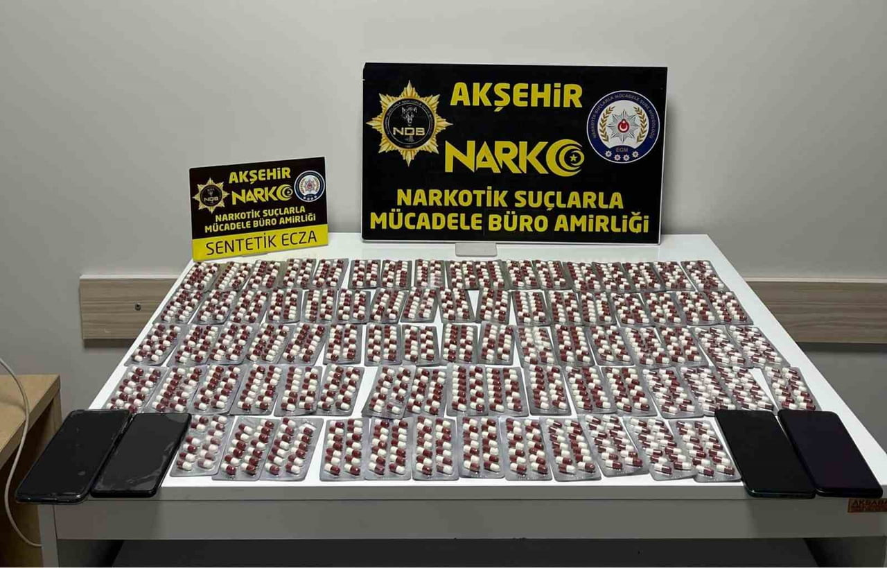 KONYA’NIN AKŞEHİR İLÇESİNDE POLİS EKİPLERİ TARAFINDAN YAPILAN OPERASYONDA BİN 200 UYUŞTURUCU HAP...