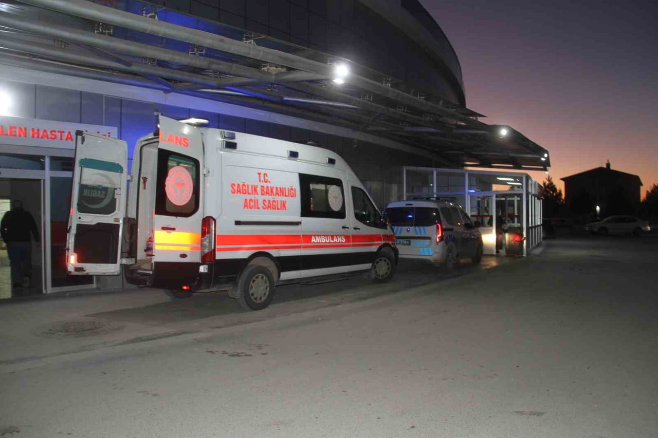 KONYA’NIN BEYŞEHİR İLÇESİNDE OTOMOBİLİN YOLDAN ÇIKARAK ŞARAMPOLE TAKLA ATMASI SONUCU YAŞANAN...