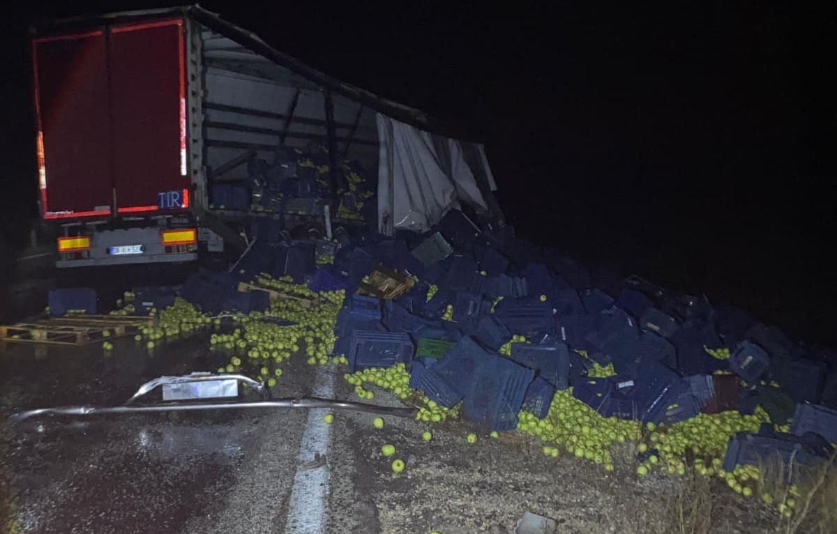 KONYA’NIN BEYŞEHİR İLÇESİNDE TIR, SÜRÜCÜSÜNÜN DİREKSİYON HAKİMİYETİNİ KAYBETMESİ SONUCU...