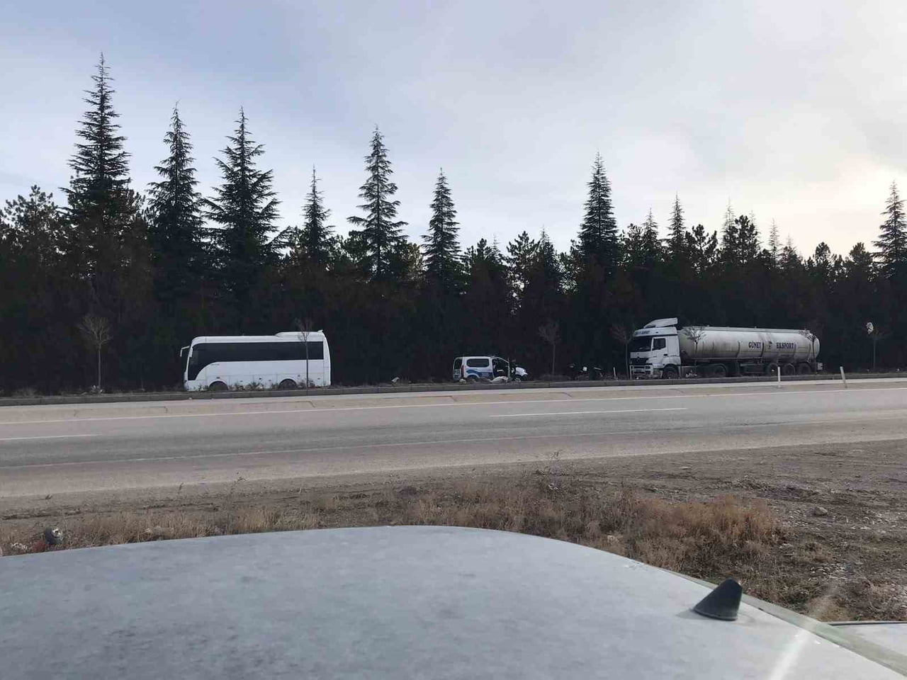 KONYA’NIN EREĞLİ İLÇESİNDE TANKER SÜRÜCÜSÜNE İŞÇİ SERVİSİNİN ÇARPMASI SONUCU MEYDANA GELEN TRAFİK...