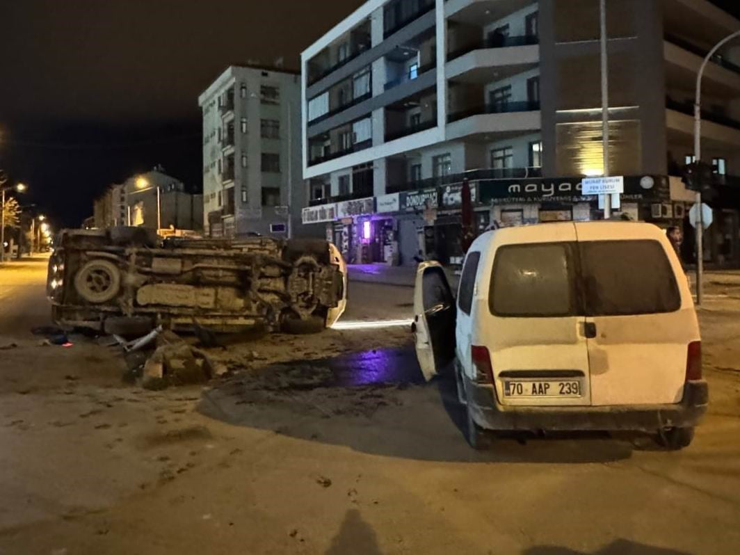 KONYA’NIN KARAPINAR İLÇESİNDE İKİ KAMYONETİN ÇARPIŞMASI SONUCU MEYDANA GELEN TRAFİK KAZASINDA İKİ...