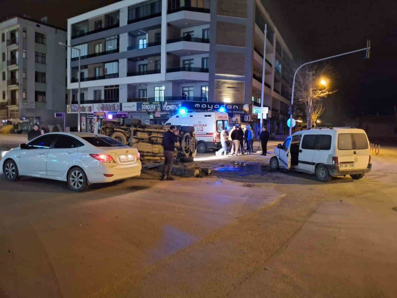 KONYA’NIN KARAPINAR İLÇESİNDE İKİ KAMYONETİN ÇARPIŞMASI SONUCU MEYDANA GELEN TRAFİK KAZASINDA İKİ...