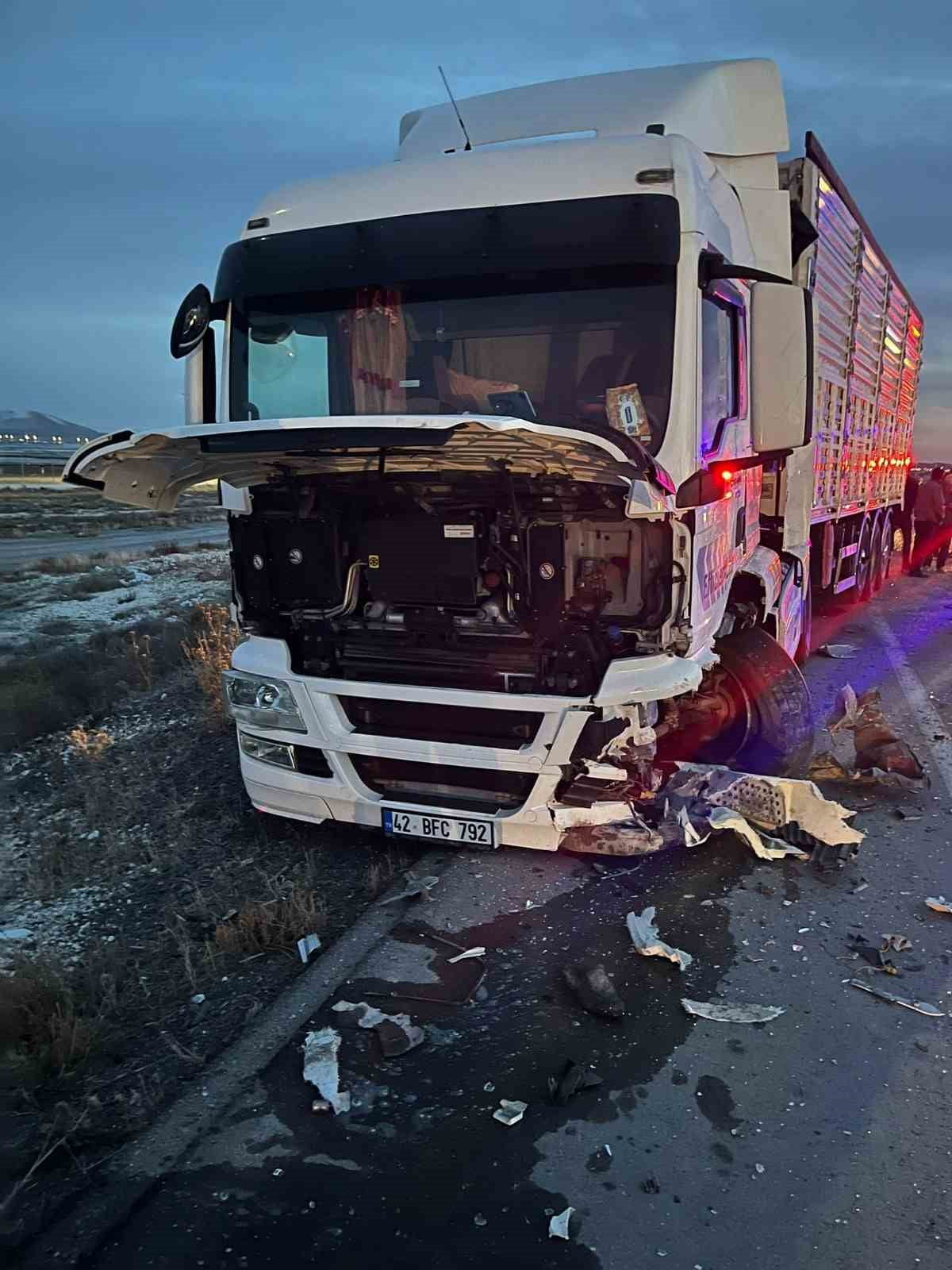 KONYA’NIN KARAPINAR İLÇESİNDE TIR İLE OTOMOBİLİN ÇARPIŞMASI SONUCU 1 KİŞİ YARALANDI.