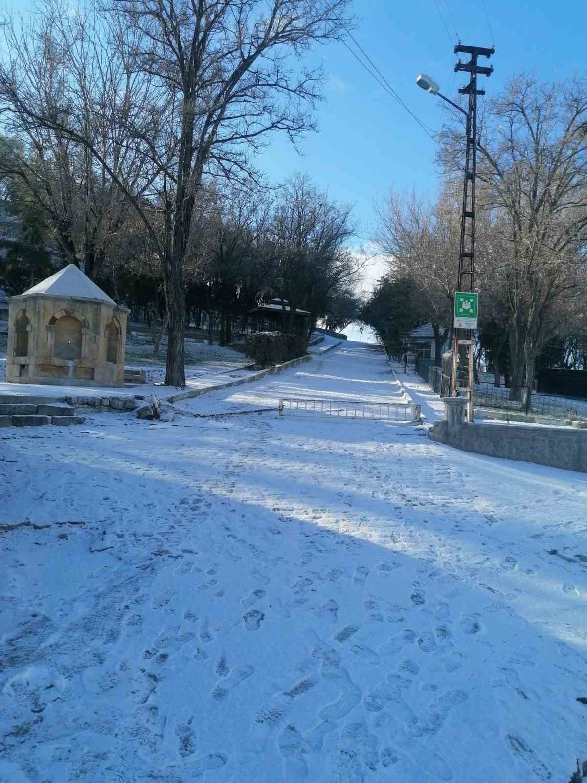 KONYA’NIN KARAPINAR İLÇESİNDE UZUN SÜREDİR BEKLENEN KAR YAĞIŞI GELDİ.