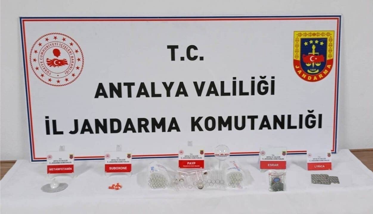 KONYAALTI İLÇESİNDE JANDARMANIN 10 ŞÜPHELİNİN ADRESİNE GERÇEKLEŞTİRDİĞİ OPERASYONDA UYUŞTURUCU...