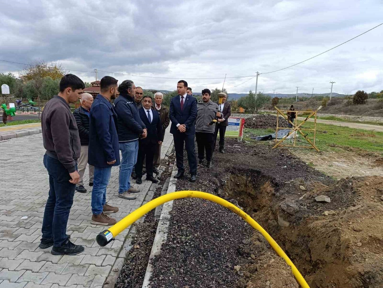 KÖPRÜBAŞI KAYMAKAMI BİLAL DOĞAN ÇALIŞMALARI YERİNDE İNCELEYEREK EKİPLERDEN BİLGİ ALDI.