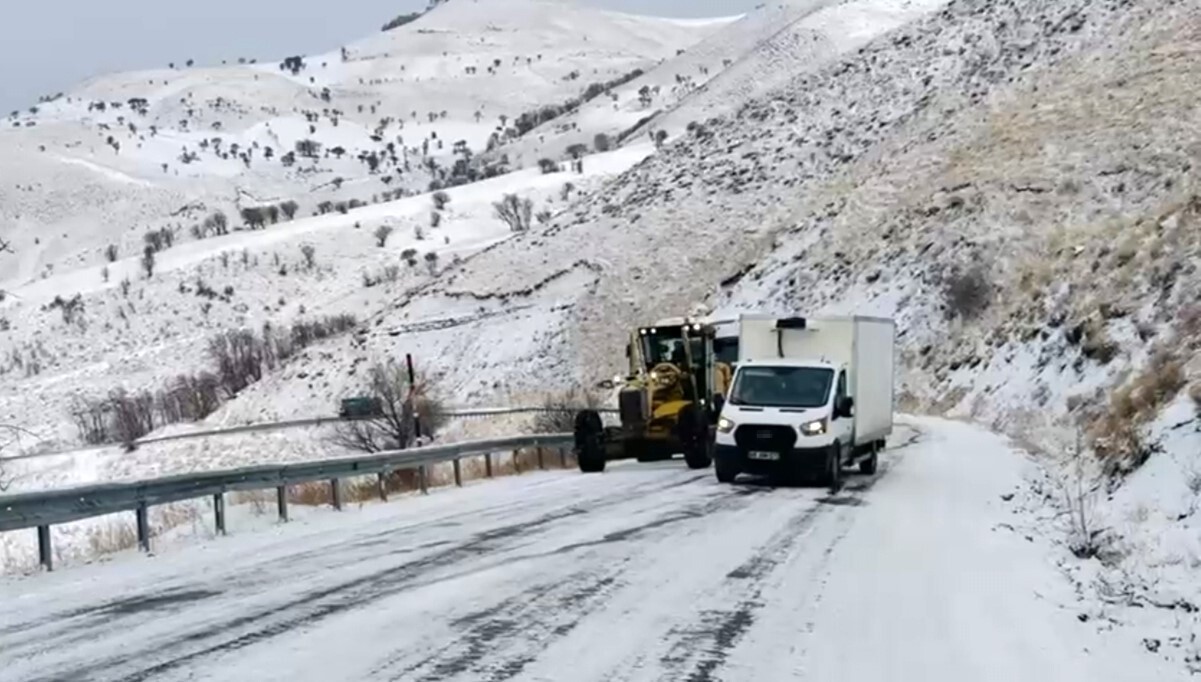 KORKUT İLÇESİNDEKİ KAZAN RAMPASINDA ETKİLİ OLAN YOĞUN KAR YAĞIŞI VE BUZLANMA NEDENİYLE YOLDA...