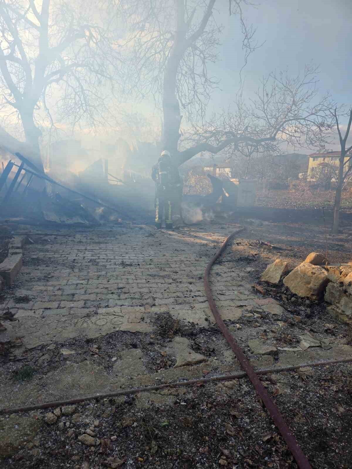 KORKUTELİ'NE BAĞLI ÇOMAKLI MAHALLESİ'NDE BİR EVDE ÇIKAN YANGIN, İTFAİYE EKİPLERİ TARAFINDAN...
