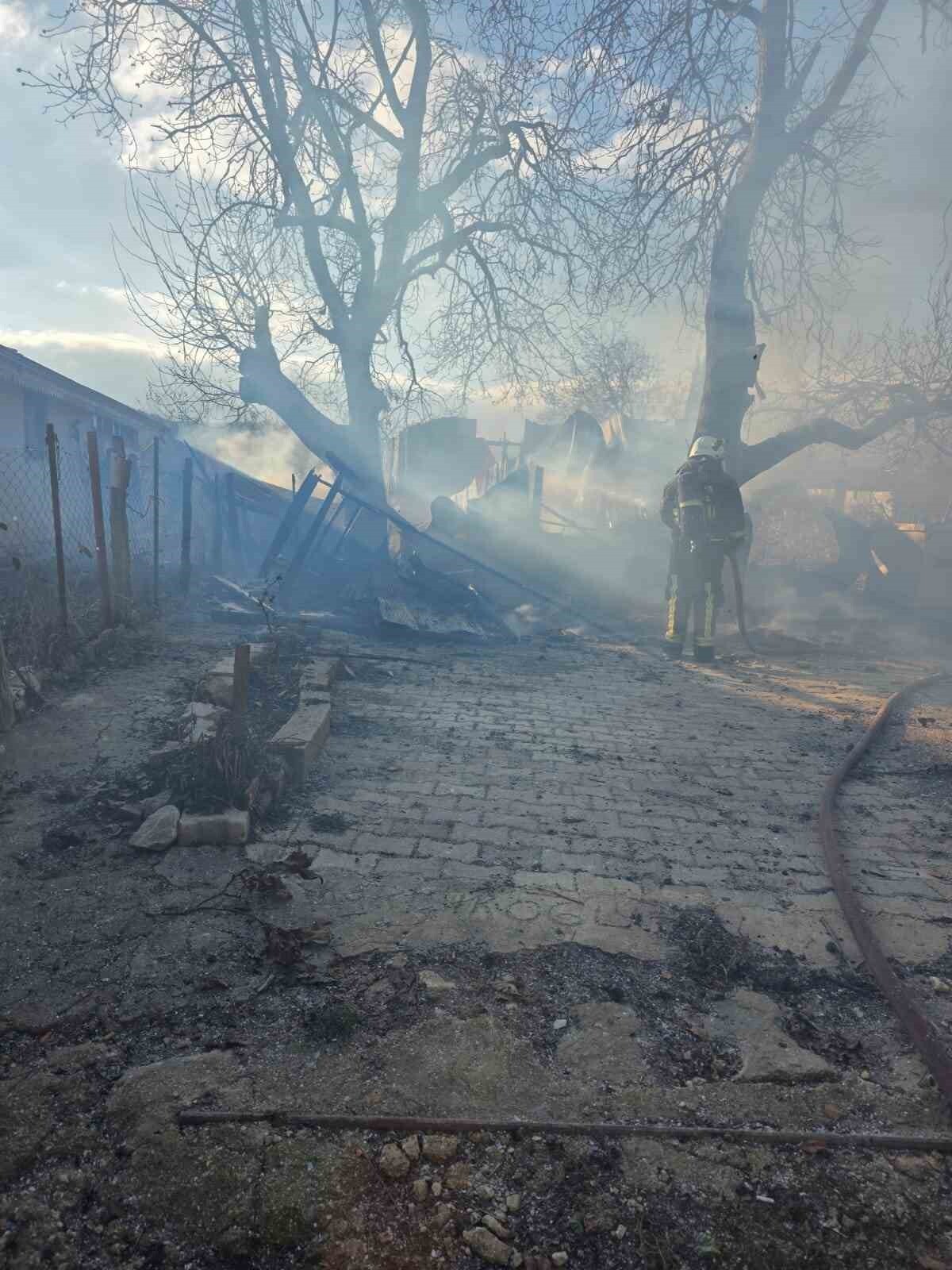 KORKUTELİ'NE BAĞLI ÇOMAKLI MAHALLESİ'NDE BİR EVDE ÇIKAN YANGIN, İTFAİYE EKİPLERİ TARAFINDAN...