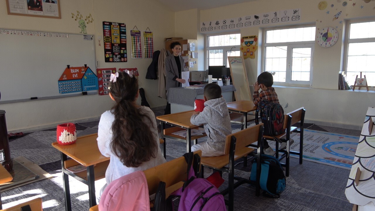KÖY OKULUNDA TEK BAŞINA MUCİZELER YARATAN ÖĞRETMEN: "ONLARIN GÖZLERİNDEKİ UMUT BANA GÜÇ...