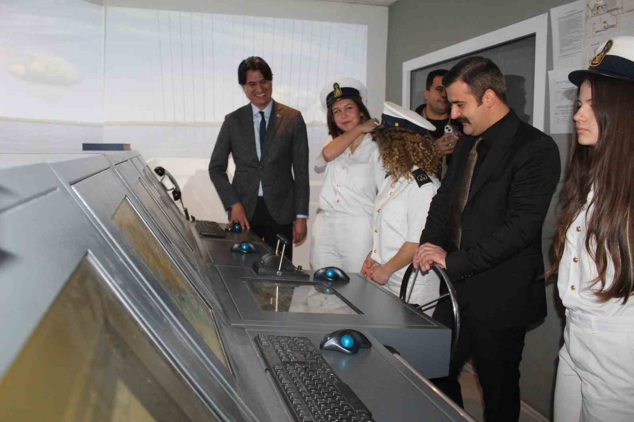 KÖYCEĞİZ KAYMAKAMI KUMCU, GEMİ SİMÜLASYON LABORATUVARINI İNCELEDİ