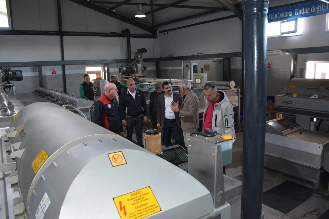 KÖYCEĞİZ KAYMAKAMI KUMCU, ZEYTİNYAĞI FABRİKASINDA İNCELEME YAPTI