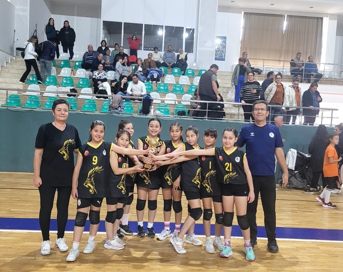 KÖYCEĞİZLİ MİNİKLER VOLEYBOL TURNUVASI’NDA ŞAMPİYON OLDU