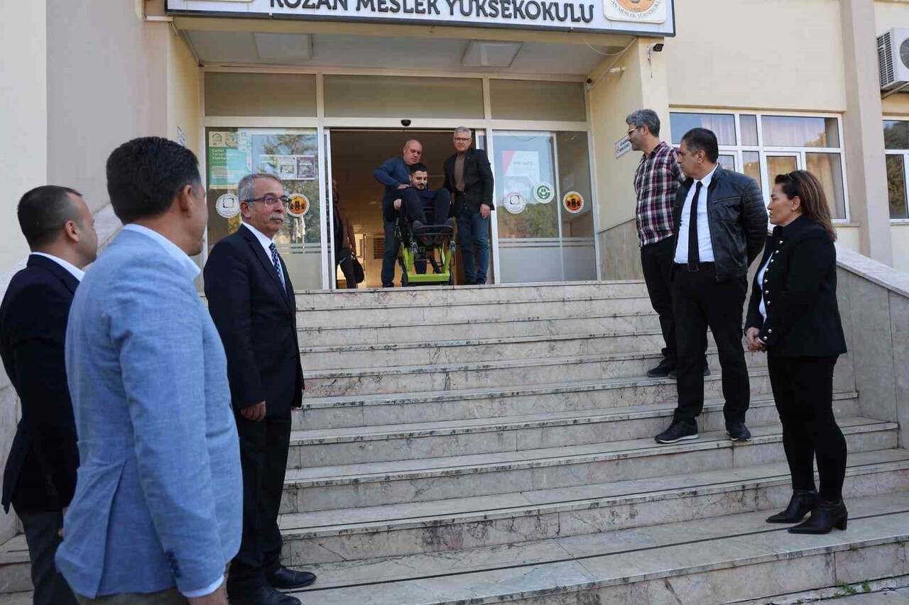 KOZAN MESLEK YÜKSEKOKUL MERDİVENLERİNDEKİ ENGEL BELEDİYE İŞBİRLİĞİ İLE KALDIRILDI