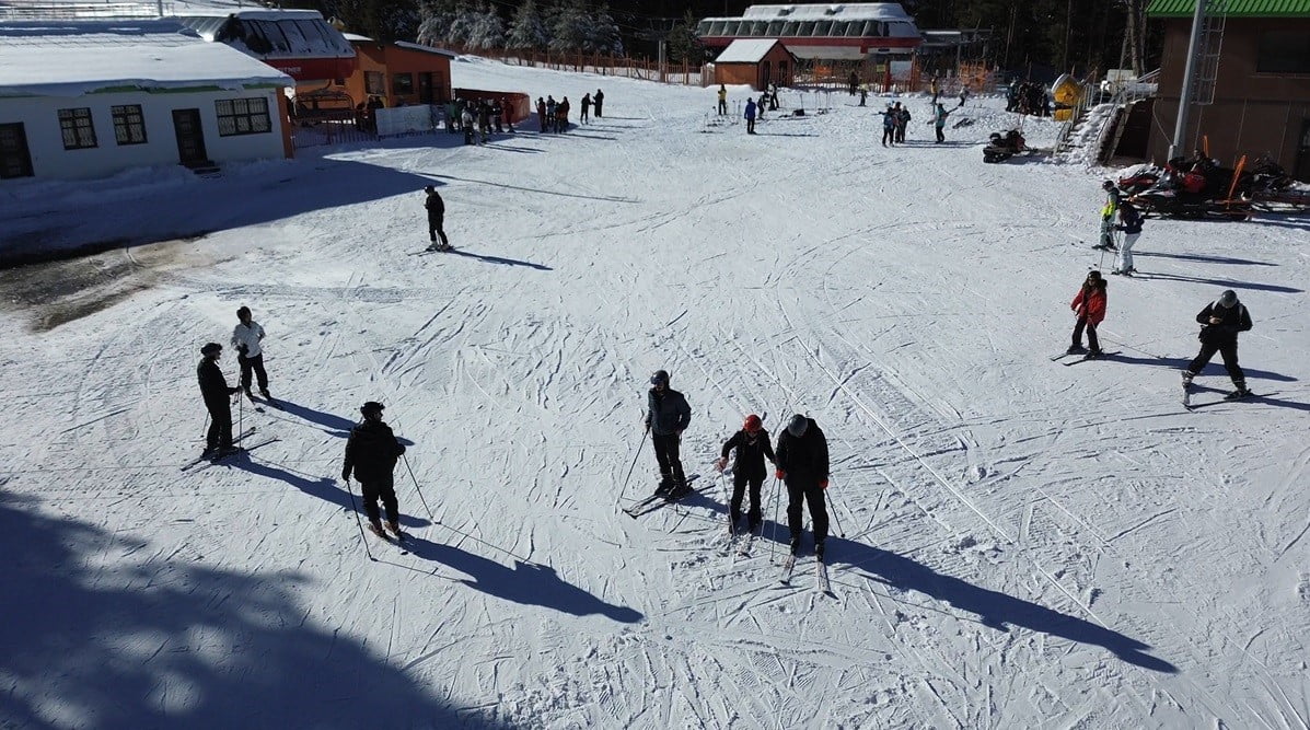 KRİSTAL KARIN MERKEZİ SARIKAMIŞ'TA SEZON COŞKUSU: PİSTLER CIVIL CIVIL(KARS-İHA)