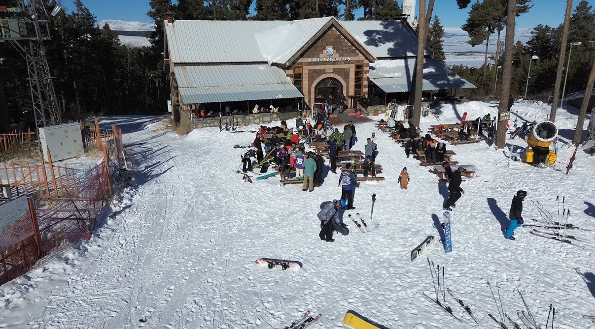 KRİSTAL KARIN MERKEZİ SARIKAMIŞ'TA SEZON COŞKUSU: PİSTLER CIVIL CIVIL(KARS-İHA)