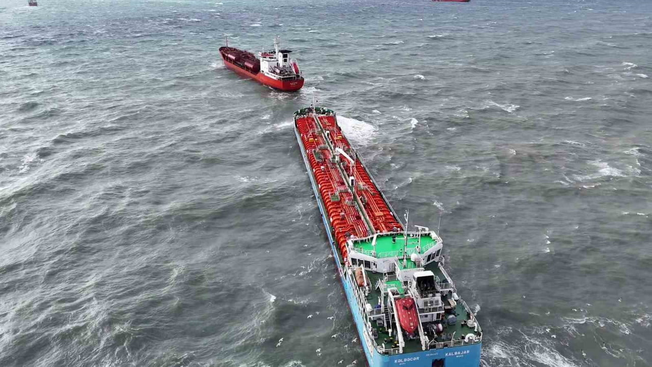 KÜÇÜKÇEKMECE DEMİR SAHASINDA, AZERBAYCAN VE TÜRK BANDIRALI İKİ TANKER GEMİ, TEMAS ETMESİ ÜZERİNE...