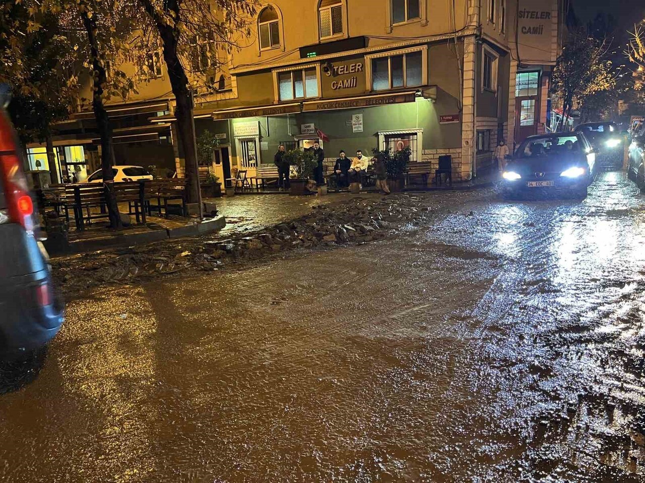 KÜÇÜKÇEKMECE İLÇESİNDE İSKİ’NİN ÇALIŞMA YAPIP KAPATTIĞI YOLDA SAĞANAK YAĞIŞIN ETKİSİYLE ÇÖKME...